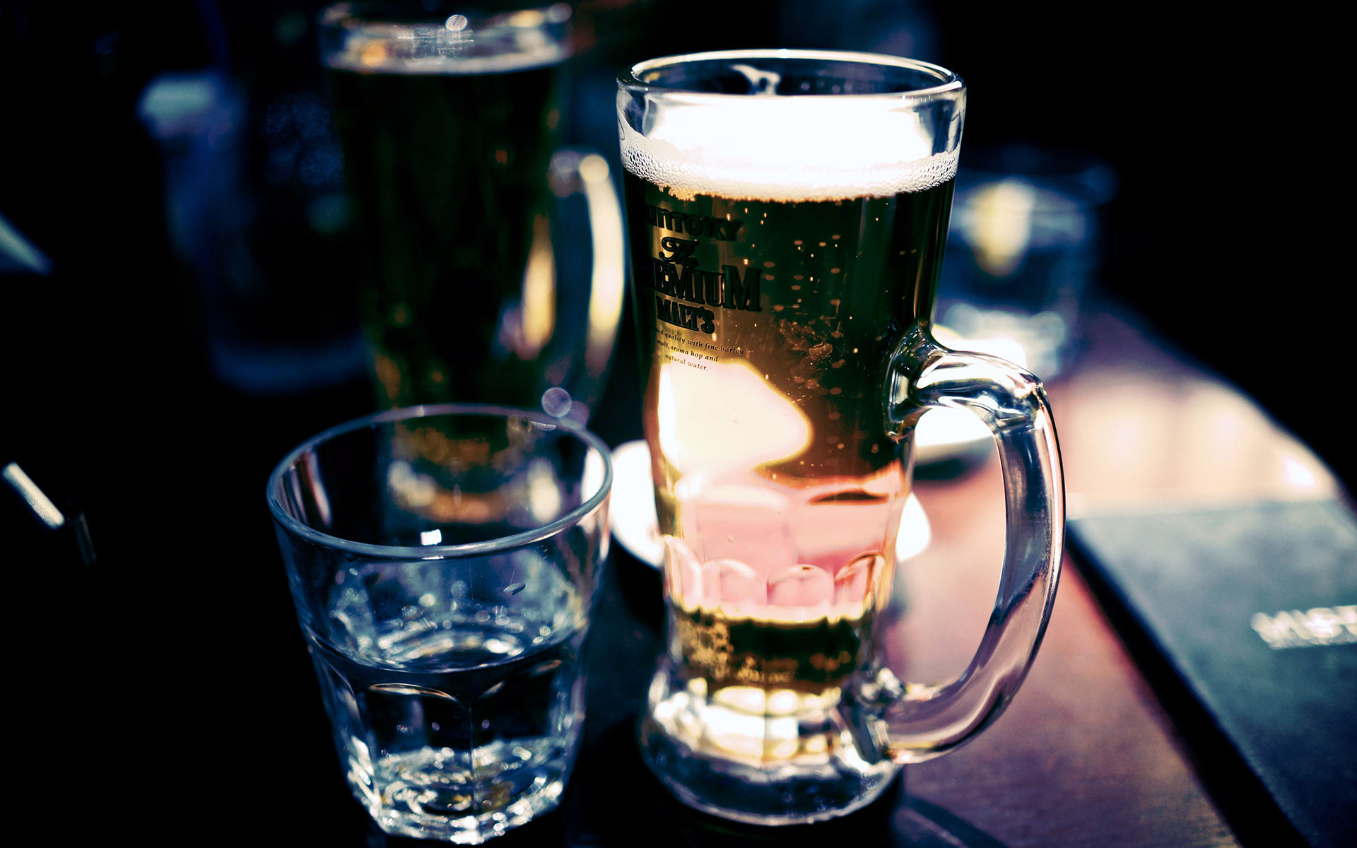 водка и пиво на столе