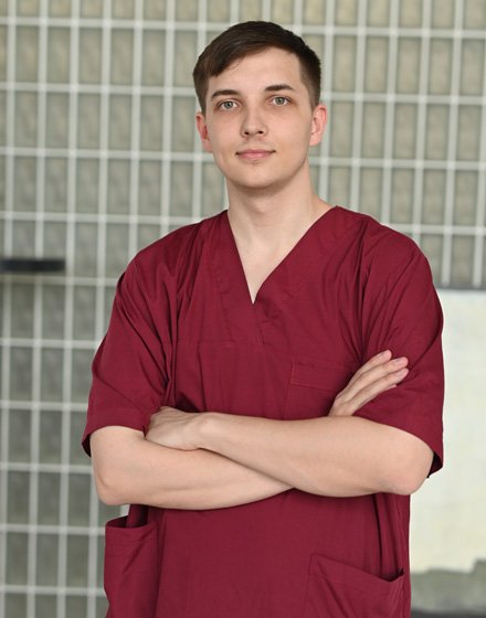 доктор в красном халате