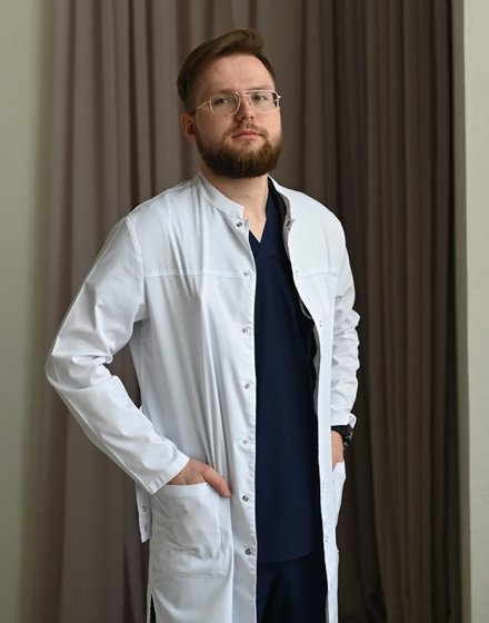 доктор смотрит в камеру