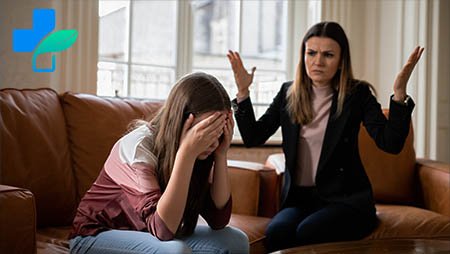 Женщина ругает девушку подростка