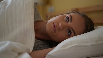 Женщина лежит в кровати