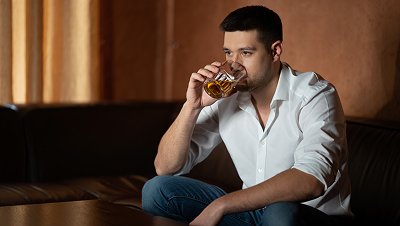Мужчина пьёт алкоголь