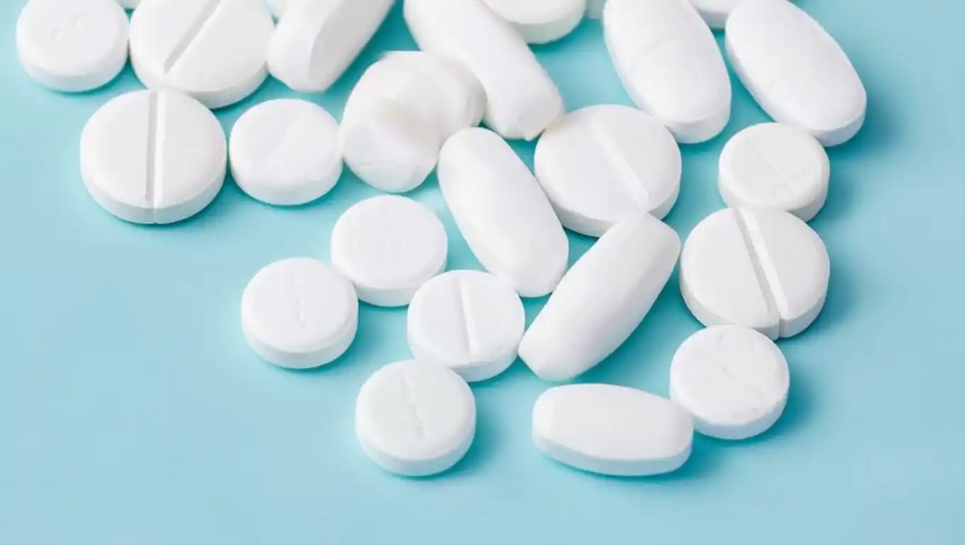 Таблетки мексидола разбросаные по столу