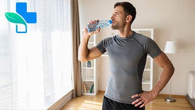 Мужчина пьет воду из спортивной бутылки