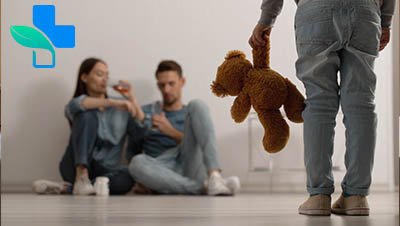 Ребенок наблюдает за пьющими родителями