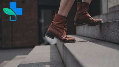 Ноги поднимаются по лестнице
