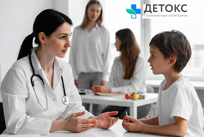 Детский психиатр проводит консультацию маленького пациента