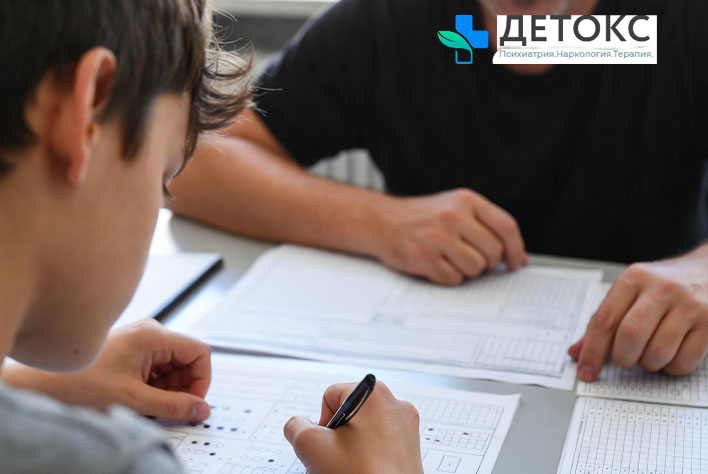 Врач обследует ребенка на наличие психических расстройств