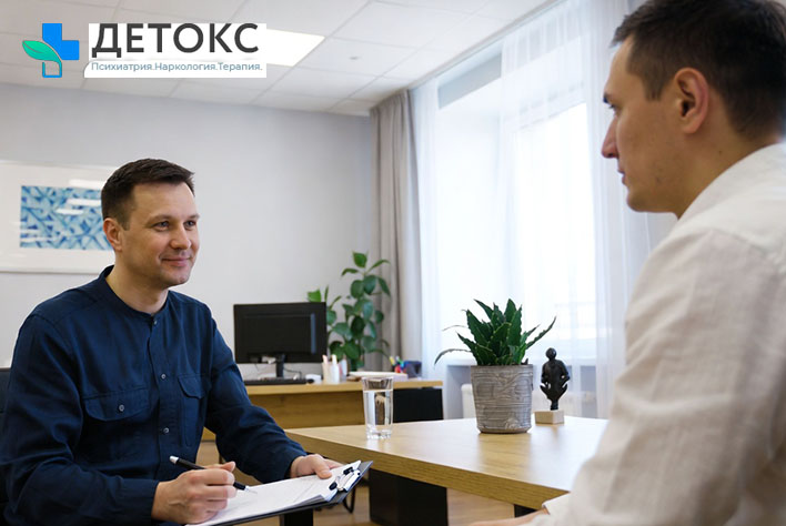 Специалист проводит поддержку пациента во время реабилитации после зависимости от таблеток